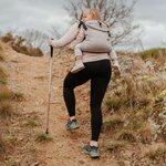Néo+ Néobulle coloris Plume, porté dans le dos en randonnée sur chemin escarpé
