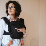 Néo Néobulle coloris Ébène, porté devant, nouveau-né endormi en intérieur