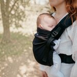 My Néo Néobulle coloris Noir, gros plan portage ventral, bébé endormi