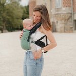 My Néo Néobulle coloris Vert, porté devant, bébé souriant contre sa maman