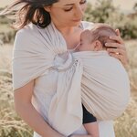 Portage physiologique avec le My Sling Néobulle écru et ses anneaux