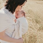 Bébé endormi dans le My Sling Néobulle écru en extérieur