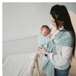 My Sling Néobulle Tilleul en portage ventral avec un nouveau-né
