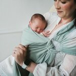 Nouveau-né installé dans le My Sling Néobulle Tilleul