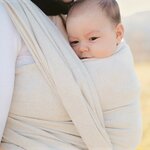 Bébé installé en portage ventral dans une écharpe Néobulle