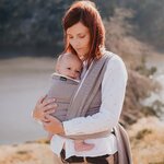 Bébé installé en portage ventral dans lécharpe tissée Néobulle