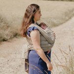 Écharpe de portage Néobulle avec bébé endormi en promenade
