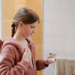 Application du baume pectoral Atchoum Néobulle sur le thorax dun enfant