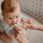 Massage des gencives de bébé avec lHuile Premières Dents Néobulle
