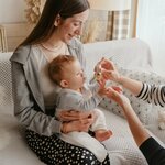 Huile Premières Dents Néobulle présentée avant le massage des gencives de bébé