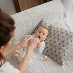 Application de lHuile Premières Dents Néobulle par massage des gencives