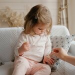 Application de lHuile Ptits Bobos Néobulle sur la main dun enfant