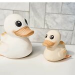 Canard pour le bain Kawan Original HEVEA à côté du Kawan Mini, comparaison des deux tailles