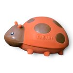 Coccinelle Tikiri en caoutchouc naturel peinte à la main, logo Tikiri en relief