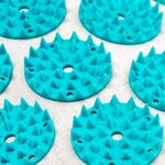 Disques turquoise sur tissu écru