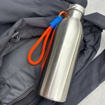 Gourde isotherme Happy neutre accrochée à une sangle par son anse
