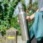 Gourde isotherme Groovy Gaspajoe colibri tenue en main pendant une randonnée