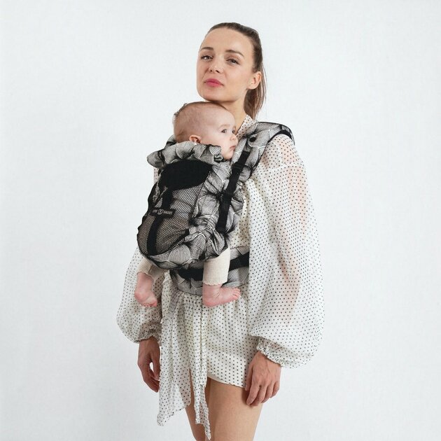 PhysioCarrier 2 Black Orchid Love Radius en portage ventral