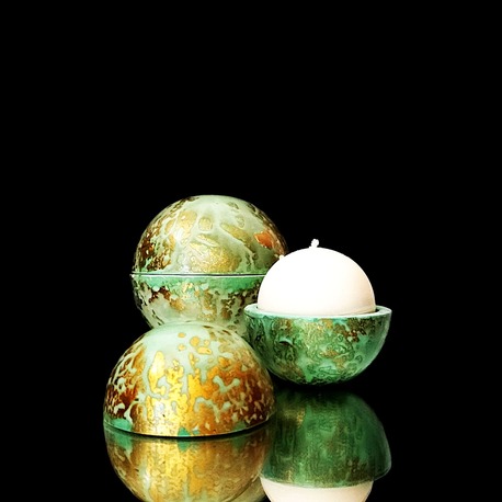 Bougie artisanale globe artisanale ouverte, cire végétale parfum figuier, contenant en jesmonite vert véronèse avec éclats de dorure 
