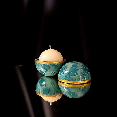 Bougie globe Bollywood ouverte, cire végétale parfumée au jasmin, coloris vert d'eau et bleu canard avec liseré doré