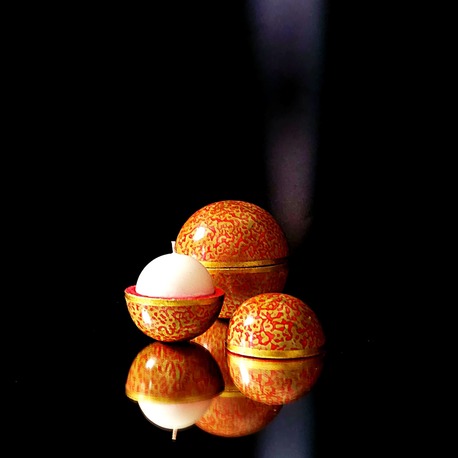 Bougie globe Bollywood ouverte, cire végétale parfum thé vert, contenant artisanal aux motifs organiques rouge vermillon et vert kaki avec détails dorés