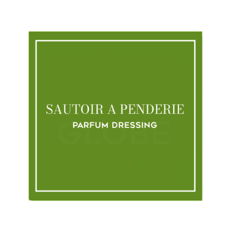 Accessoire olfactif artisanal : le sautoir à penderie PonPon Curiositas, une solution élégante pour diffuser un parfum naturel chez soi.