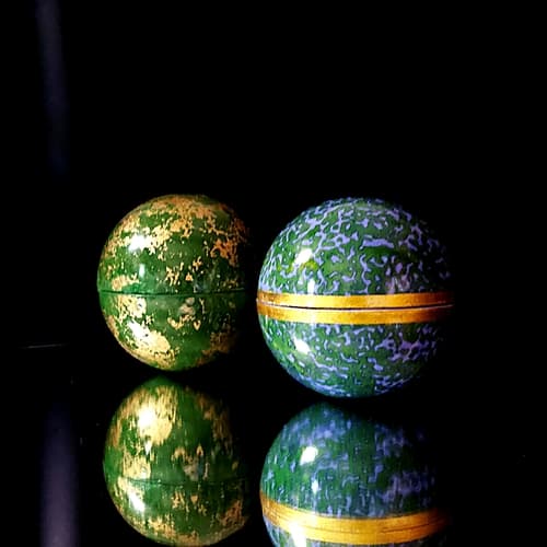 Duo de bougies artisanales parfum Épicéa : alliance du modèle Classic vert matcha et de la collection Bollywood aux motifs texturés.