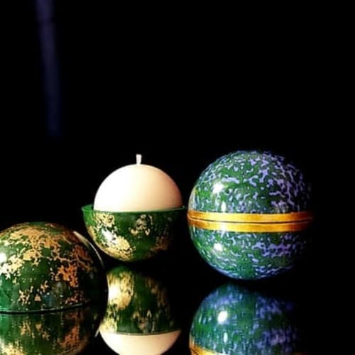 Ambiance boisée avec deux créations PonPon Curiositas aux cires végétales : bougies artisanales Épicéa pour une décoration naturelle.