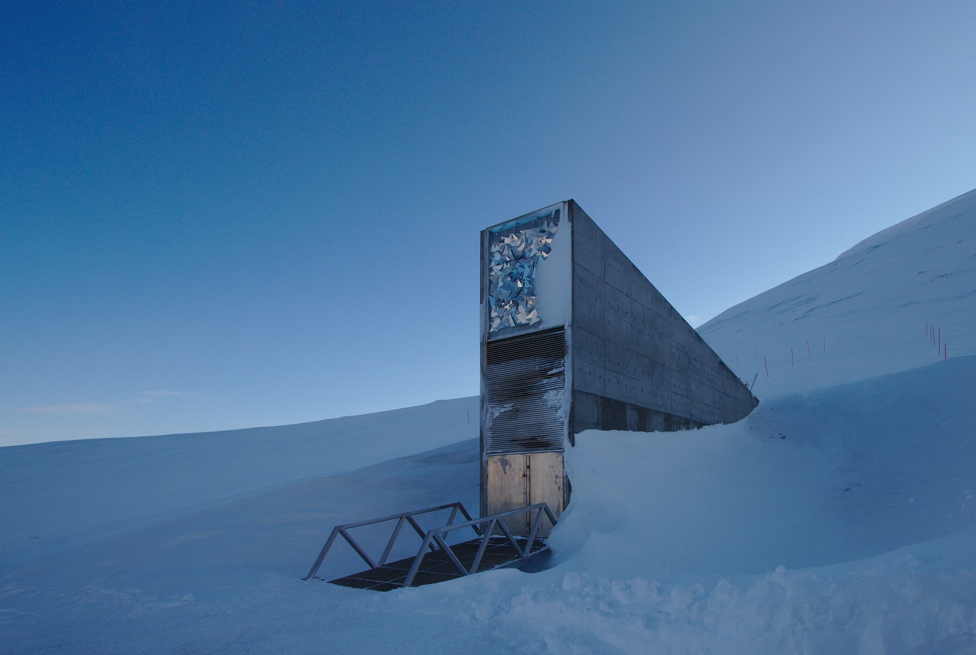Entrée monumentale de la réserve mondiale de semences du Svalbard dans les glaces de l'Arctique.