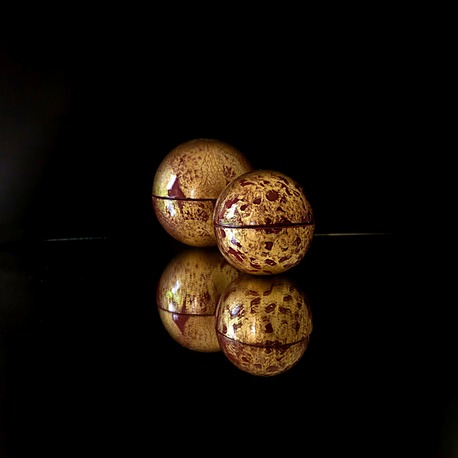 bougie globecouleur chocolat et or au bois de tonka