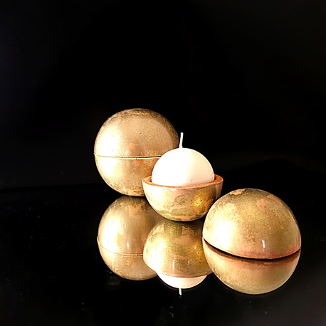 de couleur beige et or ce globe contient une bougie rechargeable parfumé au santal