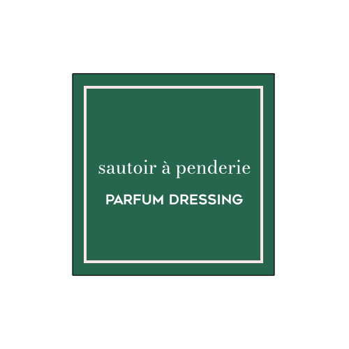Accessoire olfactif artisanal : le sautoir à penderie PonPon Curiositas, une solution élégante pour diffuser un parfum naturel chez soi.