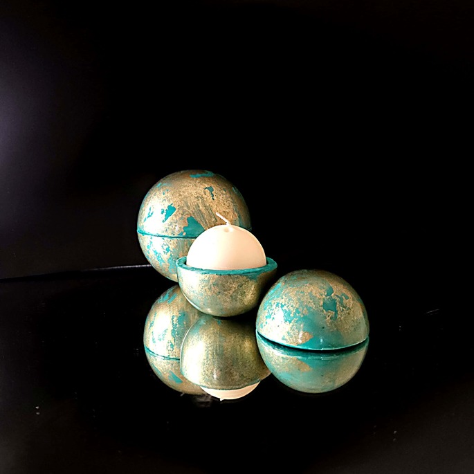 Ambiance fraîcheur avec le globe émeraude, création originale de PonPon Curiositas aux cires végétales : bougies artisanales Vétiver pour une décoration naturelle.