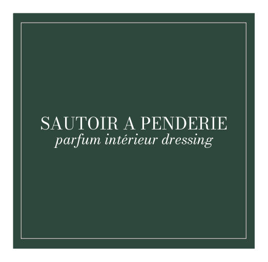 Accessoire olfactif artisanal : le sautoir à penderie PonPon Curiositas, une solution élégante pour diffuser un parfum naturel chez soi.