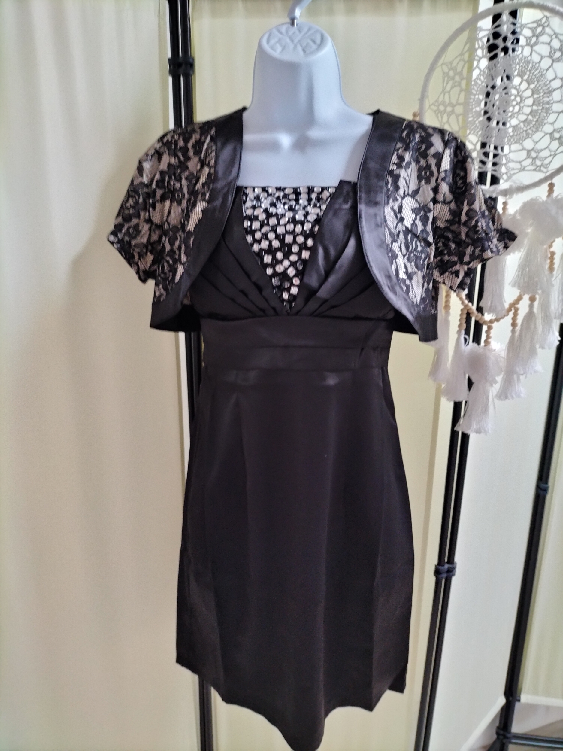 Boléro et robe noire satinée