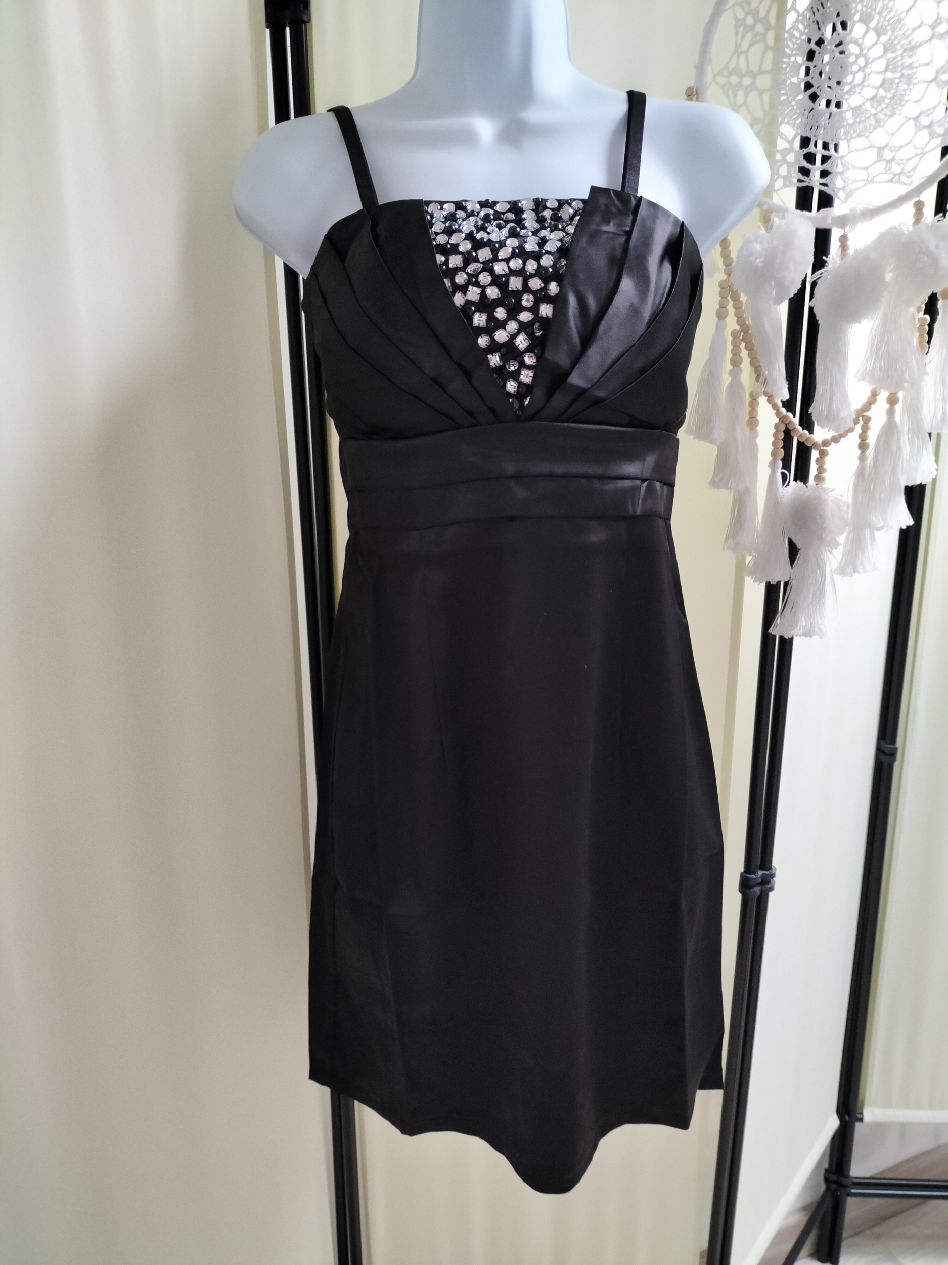 robe noire satinée et strass