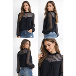 Blouse en dentelle noire et jeans déchirés