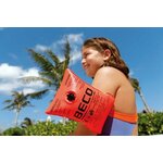 Enfant portant un brassard Beco orange au bord de leau