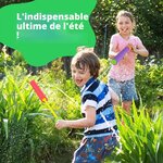 Enfants jouant avec des pistolets à eau en mousse dans un jardin
