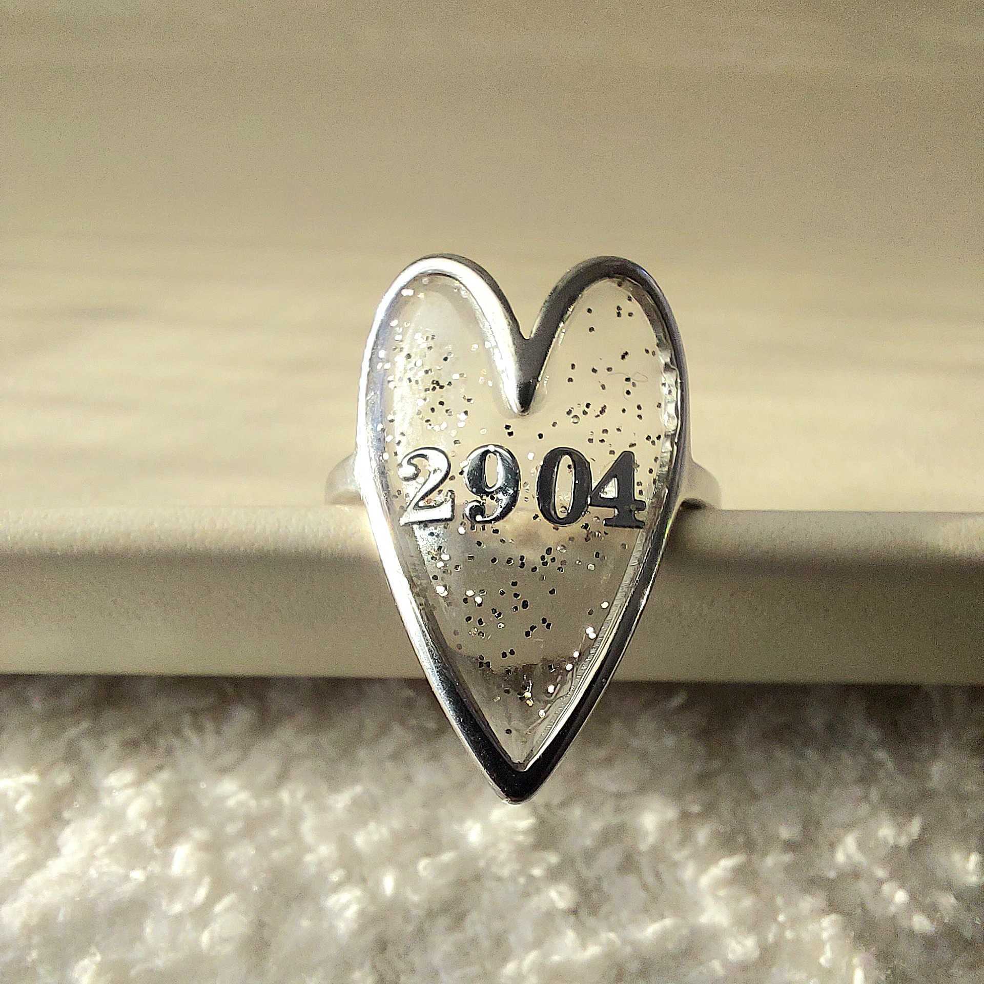 Comment entretenir sa bague personnalisée en résine ?