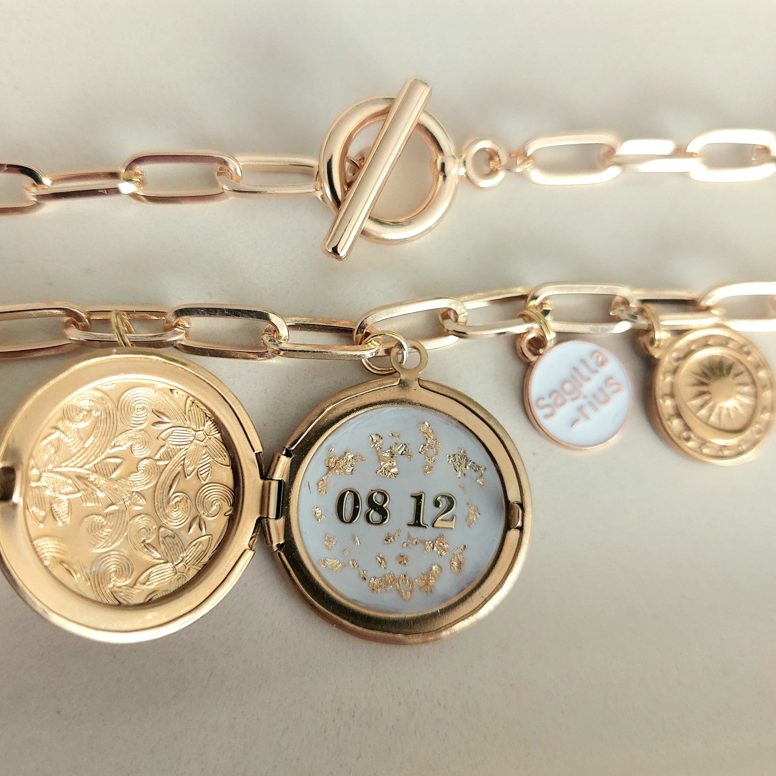 medaillon personnalise fond blanc avec date