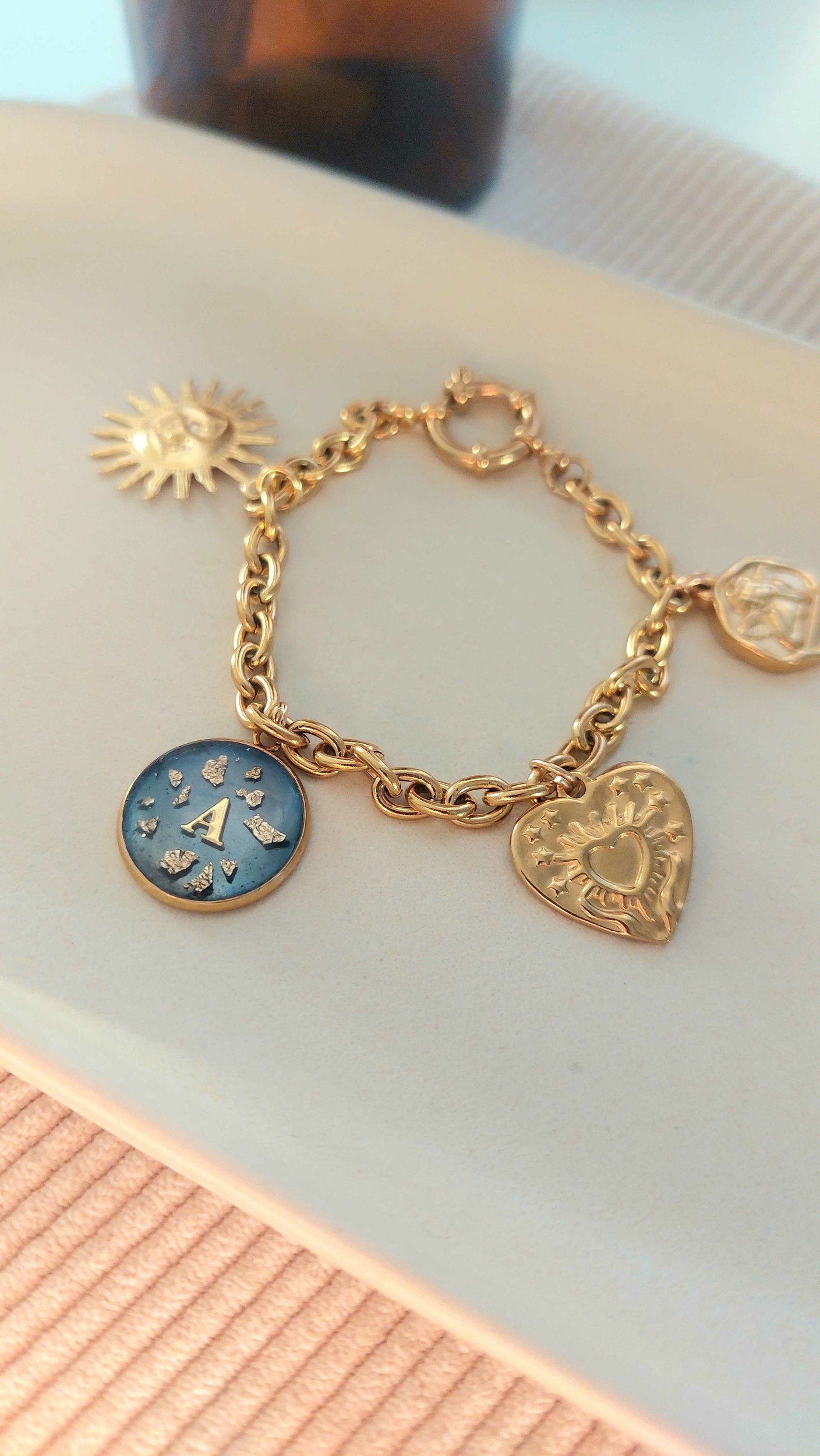 medaillon personnalise fond bleu fonce lettre a