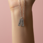 collier pendentif rectangulaire argenté