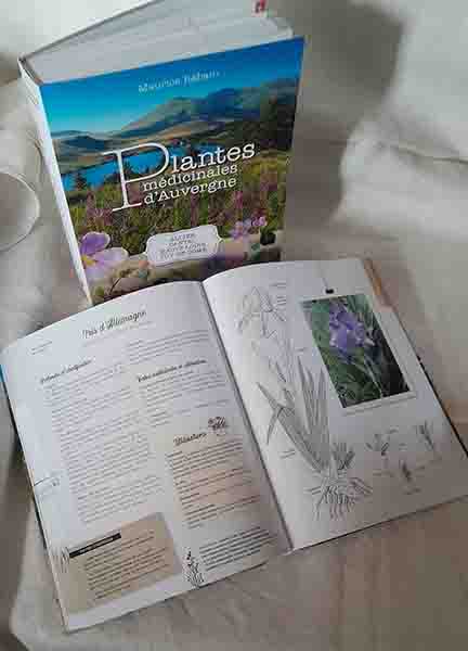 LIVRE Plantes médicinale d'Auvergne ouvert et couverture