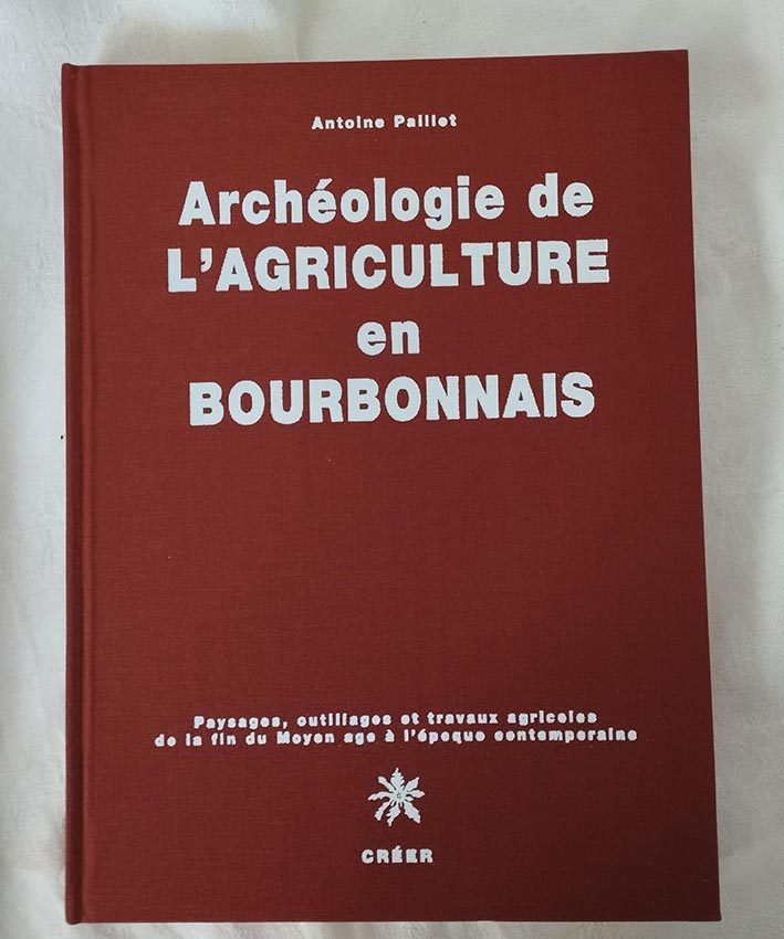 Livre - Larchéologie de lagriculture en Bourbonnais - Paysages, outillages et travaux agricoles de la fin du Moyen âge à lépoque contemporaine -Éditions CRÉER - sans jaquette-min