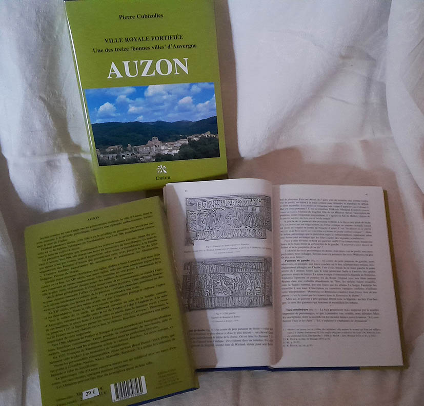 Livre Auzon, ville Royale Fortifié des Éditions CRÉER - 1er et 4e de couverture et livre ouvert
