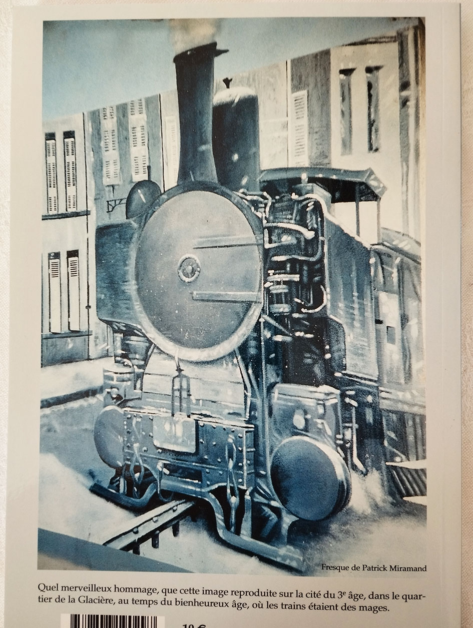 4e de couverture du livre Tchouf-Tchouf le petit train du Puy-de-Dôme - Éd Créer - image de locomotive reproduite sur la cité du 3e age quartier la Glacière - Clermtont-Fd