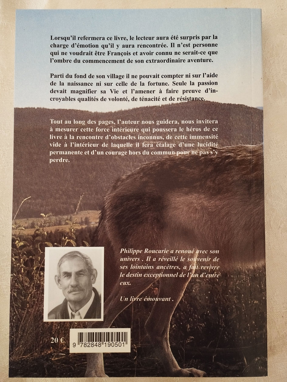 4e de couverture du livre Le paradis du grand loup blanc de Philippe Roucarie aux éditions CRÉER - fond montagne, 1er plan larrière train dun loup vue de profil et Photo de lauteur