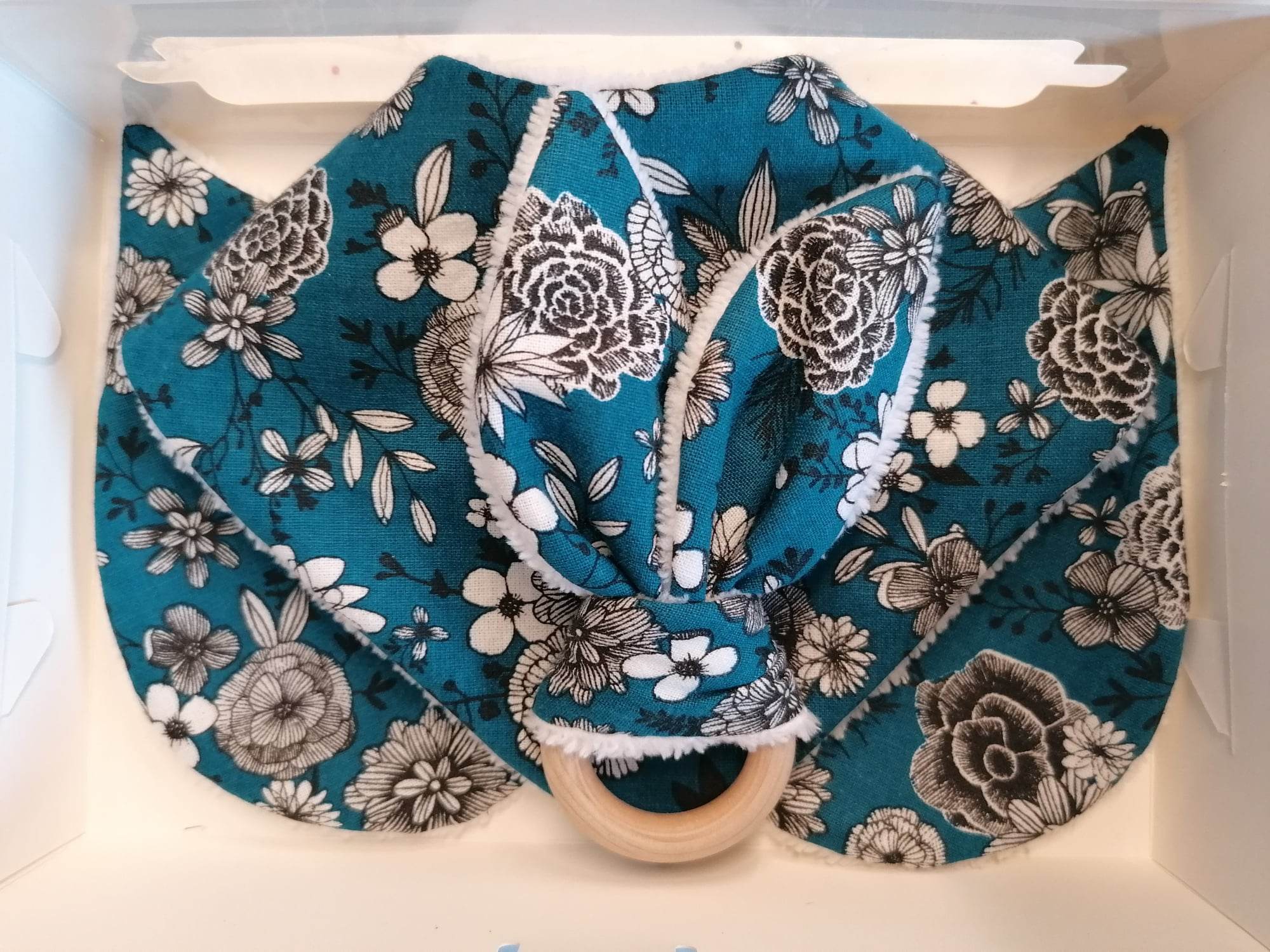 Coffret cadeau de naissance FLEURS BLEU PÉTROLE