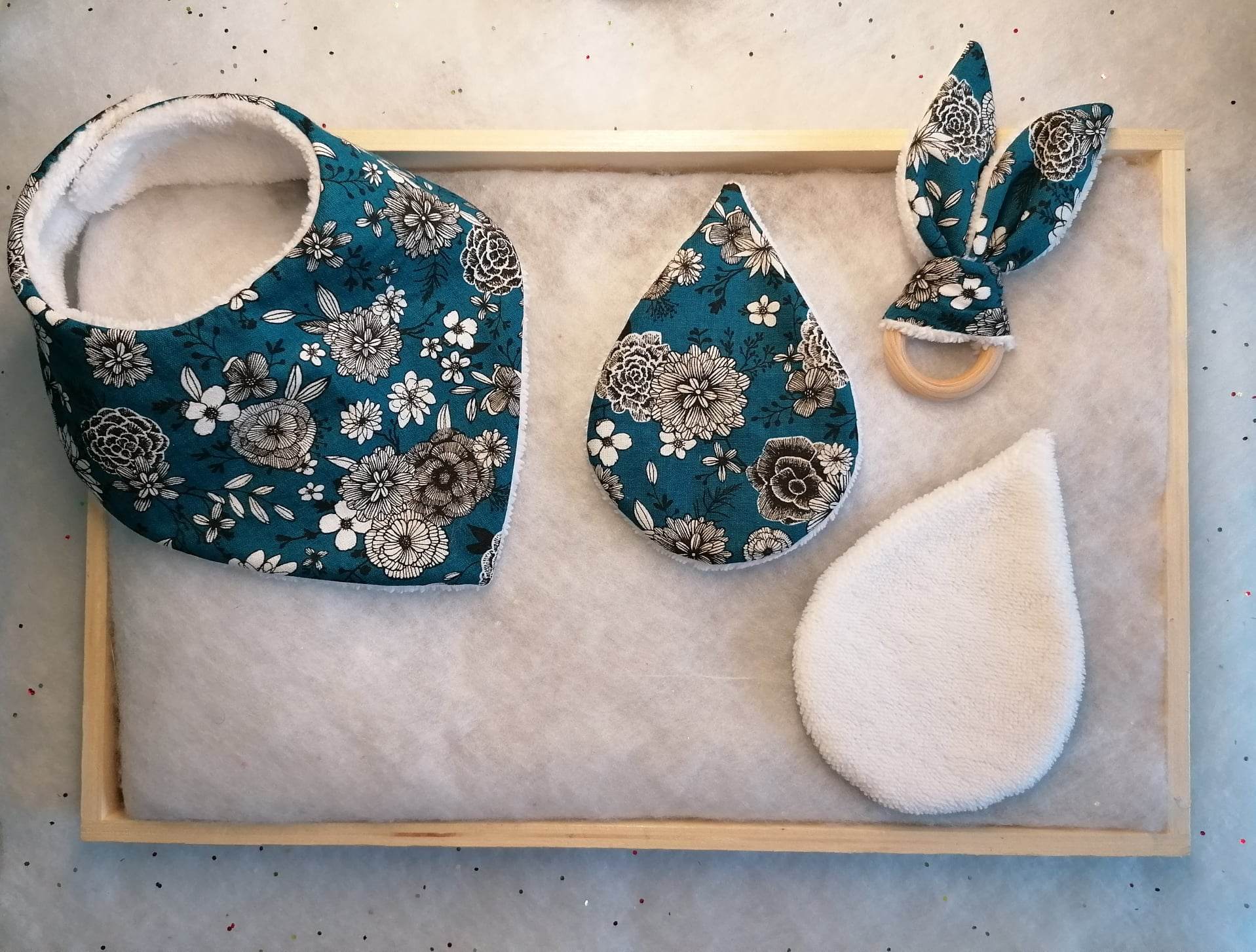 Coffret cadeau de naissance FLEURS BLEU PÉTROLE